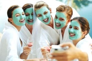 Γυναίκες που βρίσκονται κατά τη διάρκεια Bachelor Πακέτο Μασάζ